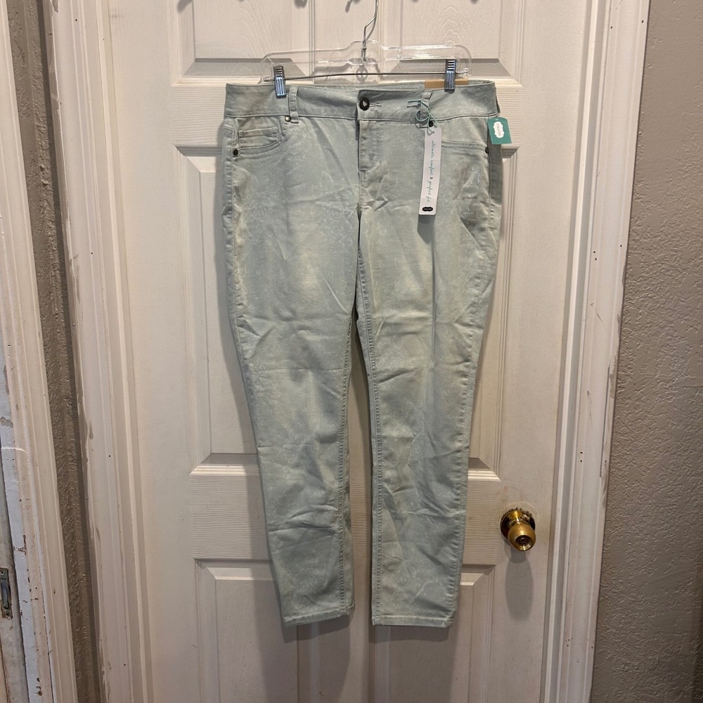 NWT Maurices Women Light Blue‎ Floral Damask Jeans Large Cottagecore Stretch